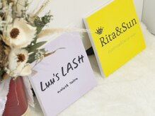 ルーズラッシュ リタアンドサン(Luu's LASH Rita&Sun)の雰囲気（お気に入りのお店のロゴプレートでお出迎え♪）