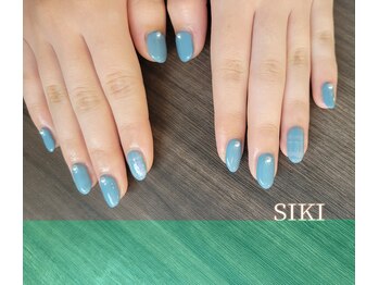 シキ(SIKI)/くすみブルーにさりげないアート