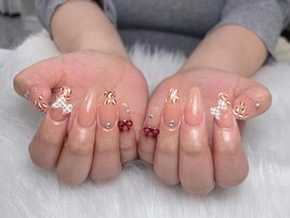 ベージュ×3Dモチーフネイル