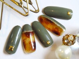 カーキ×べっこうネイル