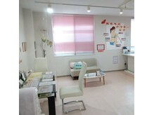 白とピンクを基調にした落ち着いた雰囲気のサロン。