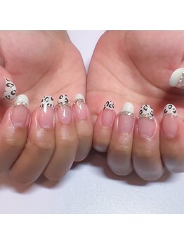 シンプルなレオパードネイル