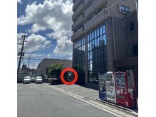 アンドットゼロナナサン(&.073)の雰囲気（駐車場敷地内8番。赤丸がエントランス入口です。）