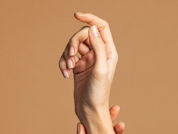 まつ毛エクステアンドネイル フィーカ 新松戸(FIKA)の写真/【乾燥を予防し美爪へ導くネイルケア】甘皮処理・整爪・表面磨き*肘下トリートメント付きで潤った手元へ★