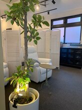 プレミア水素東京 名駅店/夜は照明も落とし気味に