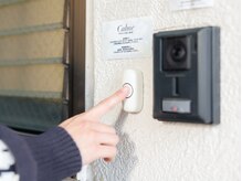 カルム 立川店(Calme)/白いチャイムを押してください