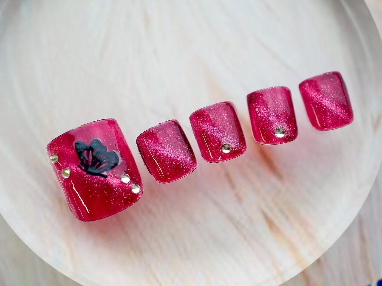 2025年-2026年冬トレンド】フット（ペディキュア）のネイルデザイン集