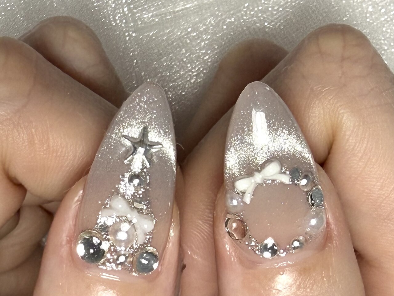 2025年-2026年冬トレンド】グレー クリスマスのネイルデザイン集｜人気