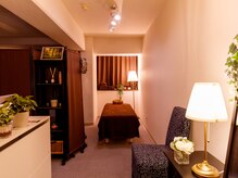 落ち着く空間、清潔感を大切にした半個室部屋で施術いたします♪