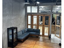 ザ パーソナル 堀江店(THE PERSONAL)の雰囲気（待合スペースも充実しています）