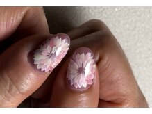 50代に人気！秋のダリアネイル