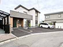 整体デフ～(de fu)の雰囲気（建物全体像。左の木目外壁が店舗になります）