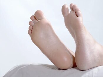 ペネイル 神戸(Penails)の写真/【神戸駅徒歩3分】１回で赤ちゃんかかとが叶う★フット角質ケア♪フットネイルと同日施術も人気！