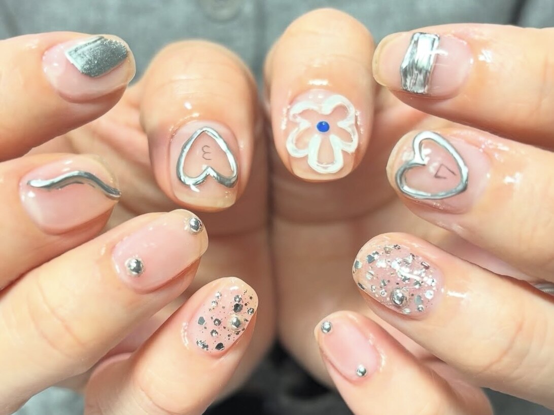 2026年冬トレンド】シルバー ハートのネイルデザイン集｜人気順
