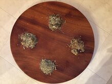 巡りラボの雰囲気（人気の漢方よもぎ蒸しは4種からその日のお悩みに合わせて選べる）