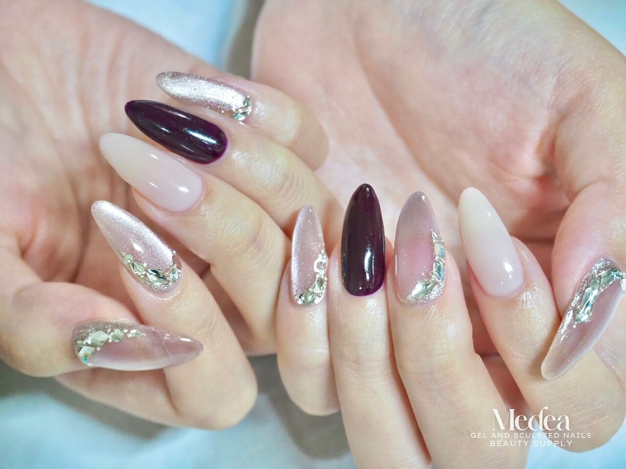 2025年-2026年冬トレンド】ストーンフレンチのネイルデザイン集｜人気