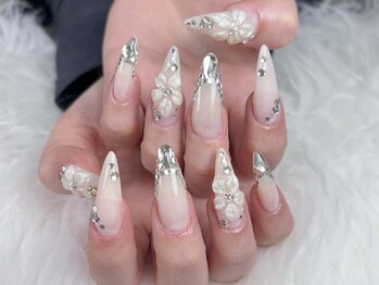 クイーンズ ネイル スタジオ(QUEENS NAIL STUDIO)/つけ放題/キラキラ/長さ出し