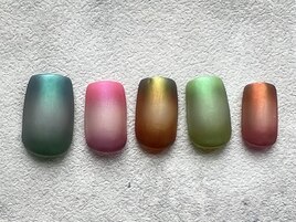 すりガラス風カラフルネイル