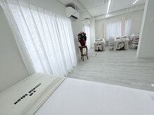 オーナーこだわりの清潔感のある店内♪仕切りカーテン完備◎