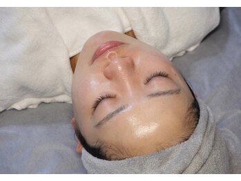 チョクチョクサロン(CHOKCHOK. Salon)の写真/ぷるんとみずみずしい水光肌に☆乾燥肌へたっぷり潤いを届ける♪第一印象はお顔で決まる！結果重視の方必見