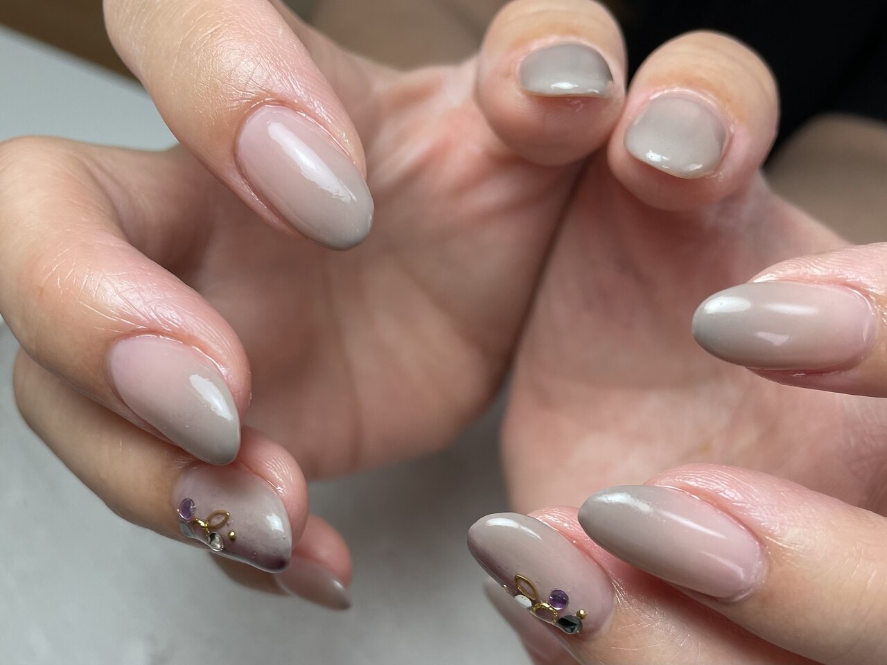 2026年冬トレンド】グレーのネイルデザイン集｜人気順｜7ページ目