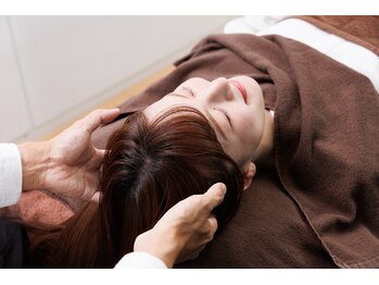 ラクエン 横浜店(RaKuEn)の写真/ご褒美は贅沢に♪ヘッドスパで癒され、頭皮の凝りからくる眼精疲労もスッキリ解消！極上のリラクゼーション