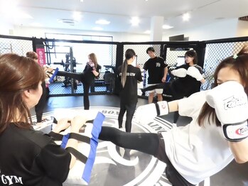 バンクールジム(VAINQUEUR GYM)の写真/初心者多数★清潔感のある施設で体を動かしてスッキリリフレッシュ!!キックボクシングで理想のボディへ!