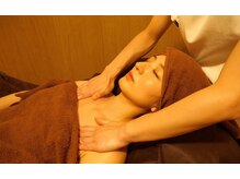 心地よい力加減で行う首肩オイルでコリをほぐします