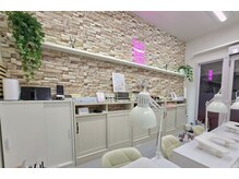 MIHANAネイルサロンの雰囲気(西川口駅東口より徒歩5分。明るい雰囲気の店内。)