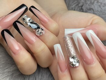 マーベラス ネイル デザイン(Marvelous Nail Design)の写真/《カラー300色以上/カラー大きさ選べるビジュー！》いつもと違う自分！スワロフスキーで華やかなネイルに。