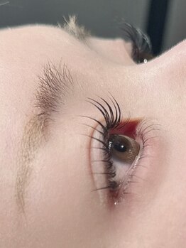 アンドジョリー(&Jolie)の写真/自まつ毛を健康的に保ちながら、自然なカールで上品な目元を演出いたします♪毎朝のメイク時短にも◎