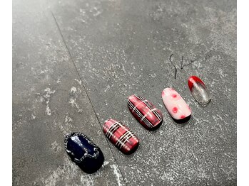 シー(SHE)/ピンクチェックネイル