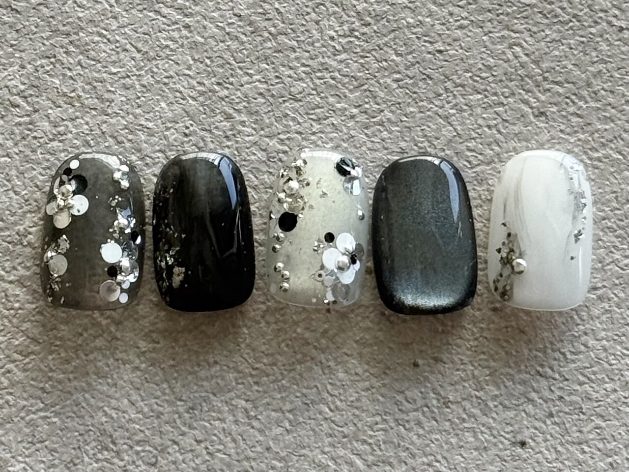 2026年春トレンド】ブラック フラワーのネイルデザイン集｜人気順