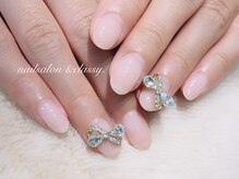 アンドクラッシィ(&classy.)/シンプルネイルに大きめパーツ