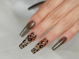 大人のヒョウ柄ネイル
