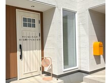 ウービー(WOOBY)の雰囲気（黄色いポストとピンクの看板が目印＾＾完全プライベートサロン◎）