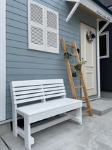 ベル(Belle)/白いベンチが目印です☆