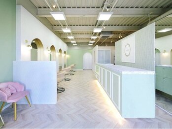 ルシェリ(Le cheri)の写真/【小牧駅徒歩10分×P完備】まるでスイーツのような内観の美容室サロンに併設♪