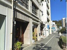 木村商店さん隣、愛媛信用金庫本店さんの横、3階建てのビル2F