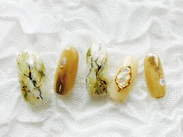 透明感のある大理石風ネイル