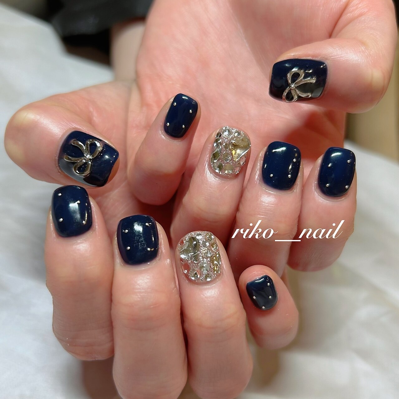 2025年-2026年冬トレンド】ネイビー リボン ハンドのネイルデザイン集