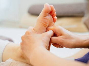 リラクゼーションサロン タイ古式ユラリナの写真/足つぼで血行促進、おなかと股関節の詰まりを解放！熟練の技で根本からむくみを解消、全身スッキリ◎