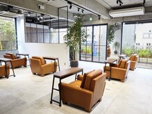 ファンクションネイルズ 表参道 原宿(FUNCTION NAILS)の雰囲気（明るく解放的な空間で優雅なひとときをお過ごしいただけます）