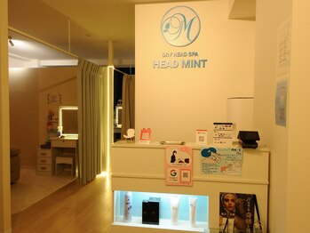 ヘッドミント 西宮北口店/外観とのGAP、清潔感のある受付