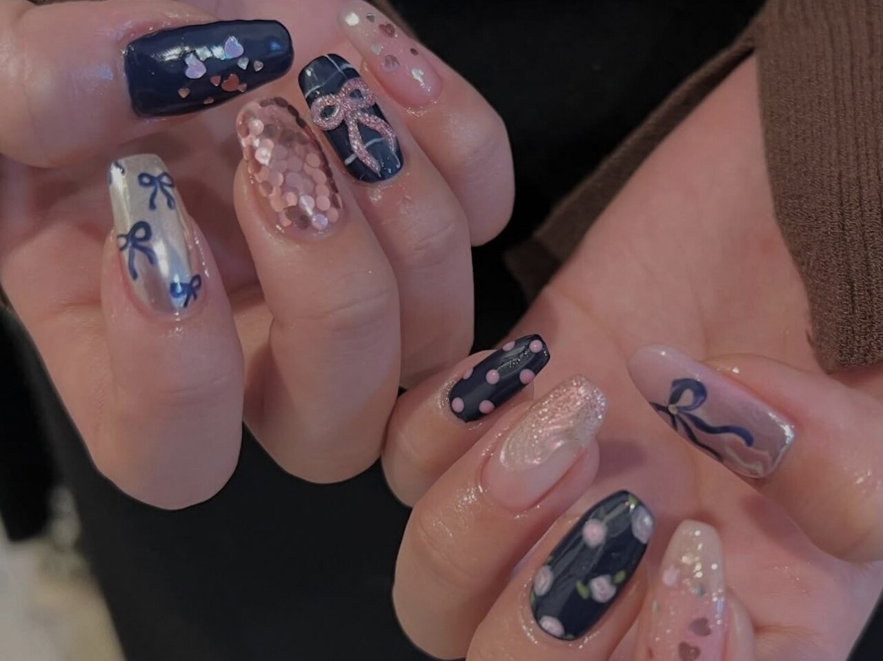 2025年-2026年冬トレンド】ネイビー リボン ハンドのネイルデザイン集