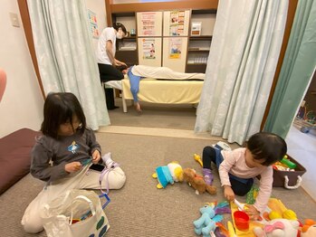 子育てママの整体サロン/施術中のお子様の様子