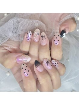 リッシュ トロワ(RICHE trois)/ピンク×ブラックガーリーネイル