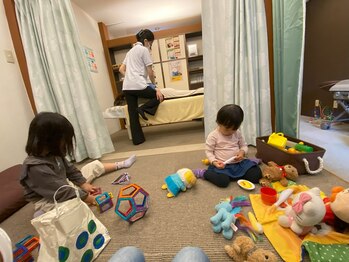 子育てママの整体サロン/施術中のお子様の様子