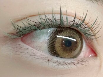 リルバイ(Lilou by)の写真/《カラーマツエク取扱い◎》個性的な目元に！ナチュラルに印象をUP出来るのでオフィスシーンにもピッタリ☆
