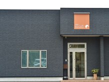 ヒノト(hinoto)の雰囲気（国道から入ってすぐのお店です。停めやすい駐車場も完備。）